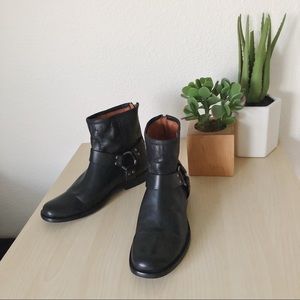 FRYE Phillip harness short black booties